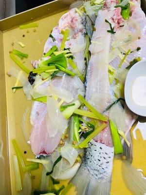 Merendam ikan (opsional, gunakan metode marinasi pilihan Anda): Pertama, biarkan bumbu rendaman yang telah disiapkan untuk menghilangkan bau amis hingga benar-benar dingin. Selain itu, biarkan campuran daun bawang dan jahe yang telah dilumuri minyak hingga dingin hingga mencapai suhu ruang (agar aromanya tidak menguap akibat perubahan suhu dan ikan tidak cepat busuk). Selanjutnya, tuangkan campuran daun bawang dan jahe yang telah dingin (termasuk ekstraknya di dalam mangkuk) ke dalam bumbu rendaman yang telah dingin dan aduk rata hingga membentuk