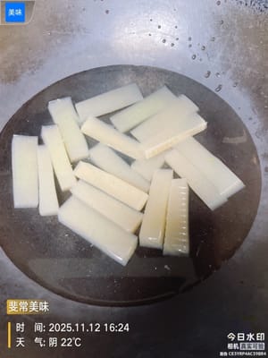 付け合わせの準備：鍋にお湯を沸かし、塩大さじ1杯と油を数滴入れ、キャベツ、レンコン、キノコを加えて「半熟だけど柔らかくならない程度」に炒めます（目的：後で焼いた魚と一緒に加熱しても生焼けにならないように事前に茹でておくこと、油と塩を加えることで野菜がシャキシャキして風味がよくなる）。