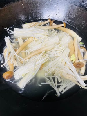 Siapkan lauk-pauknya: Didihkan air dalam panci, tambahkan 1 sendok makan garam dan beberapa tetes minyak, lalu masukkan kubis, akar teratai, dan jamur, lalu masak hingga