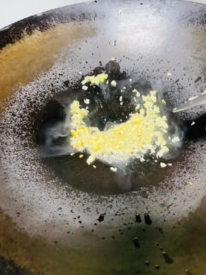 辛くないシーフードソース

• フライパンに油を熱し、ニンニクのみじん切り、ニンニクのかけら、ショウガのスライス、ネギを香りが立つまで炒めます（焦げないように弱火で）。次にシーフードソースを加え、香りが立つまで炒めます（ニンニクとソースをよく炒めることが美味しいソースを作る秘訣です）。

• オイスターソース、薄口醤油、砂糖を加え、全体に絡めながら炒めます。水を加えて沸騰させます。火を弱め、5分間煮込みます（調味料をよくなじませ、マイルドな味に仕上げるため）。