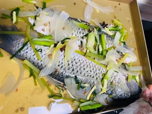 魚のマリネ（お好みのマリネ方法で）：まず、魚の臭み抜き用のスパイスブラインを完全に冷まします。また、手で揉み込んだネギとショウガの混合物も室温まで冷まします（温度変化による香りの蒸発と魚の腐敗を防ぐため）。次に、冷めた手で揉み込んだネギとショウガの混合物（ボウルのエキスも含む）を、冷めたスパイスブラインに加え、よく混ぜて「二重マリネ」を作ります。

ラップで覆い、少なくとも2時間マリネします。暑い時期は、必ず冷蔵庫で保存してください（室温での細菌の増殖を防ぐため）。マリネ開始から約1時間後、魚を裏返します。裏返した後、ボウルからマリネ液を少しすくい取り、魚にかけます。両面に均等にマリネ液が行き渡るようにすると、より風味が良くなります。