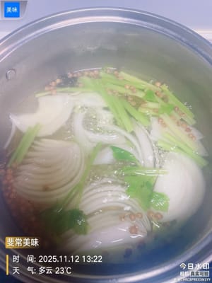 Menyiapkan bumbu penghilang bau berbahan dasar air: (Jika Anda memiliki metode lain untuk menghilangkan bau amis (atau ikannya tidak amis), Anda dapat melewati langkah dua, tiga, dan empat.) Masukkan batang seledri, potongan bawang bombai, beberapa butir merica Sichuan, adas bintang, daun salam, dan 10 gram garam ke dalam 500 ml air. Didihkan, lalu kecilkan api dan masak dengan api kecil selama 5 menit. Matikan api dan biarkan dingin. (Aroma rempah-rempah dan sayuran akan meresap ke dalam air; ketika dicampur dengan bumbu yang telah dihaluskan, aromanya akan memberikan efek penghilang bau dan penambah rasa ganda!)