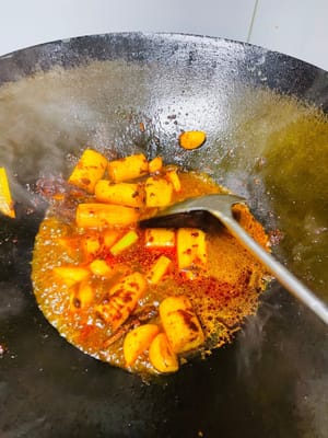 Saus Dry Pot Pedas
• Panaskan minyak dalam panci, tumis daun bawang, irisan jahe, dan bawang putih hingga harum, lalu tambahkan saus dry pot pedas (saya sangat merekomendasikan saus dry pot! Kaldu hot pot akan lembek setelah dimasak sebentar, sementara saus dry pot lebih harum dan beraroma), tumis hingga minyak berubah menjadi merah (tujuan: aroma saus dry pot