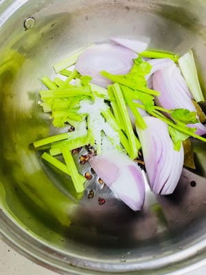 水ベースの消臭調味料を作る：（魚の臭いを消す他の方法がある場合、または魚自体が魚臭くない場合は、手順2、3、4を省略できます。）セロリの茎、玉ねぎの塊、花椒、スターアニス、ローリエ、塩10グラムを500mlの水に加えます。沸騰したら弱火にして5分間煮込みます。火を止めて冷まします。（スパイスと野菜の香りが水に染み込み、手で揉み込んだ調味料と混ぜることで、消臭効果と風味が倍増します！）