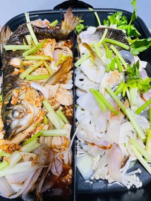 組み立てて、さあ、召し上がれ！大きめの天板を用意します。まず、下段に下ごしらえした付け合わせを敷き、その上に焼いた魚を乗せます。マイルドまたはスパイシーなソースをかけ、セロリ、コリアンダー、ピーナッツを散らします（カリカリがお好みなら、フライドピーナッツを加えてもOK）。

私は魚焼きグリル専用の天板を使いました。火をつけるとすぐに泡が立ち、食べながら焼くのが格別です。専用の天板がない場合は、小さなアルコールバーナーで普通の天板を挟んでも美味しくいただけます。