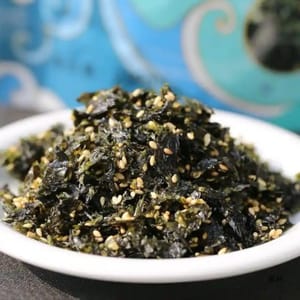 Un cucchiaio di alghe di sesamo