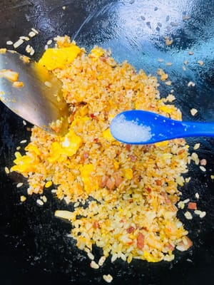 Aggiungere un cucchiaio di salsa di soia giapponese e un po' di zucchero bianco per esaltarne il sapore. Chi lo preferisce più deciso può aggiungere un cucchiaio extra di salsa chili coreana.