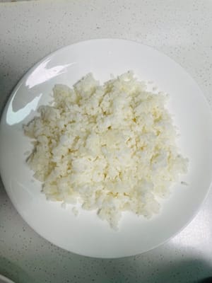 Una ciotola di riso avanzato (circa 300 grammi)