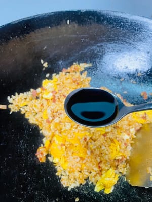 Aggiungere un cucchiaio di salsa di soia giapponese e un po' di zucchero bianco per esaltarne il sapore. Chi lo preferisce più deciso può aggiungere un cucchiaio extra di salsa chili coreana.