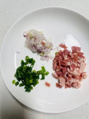 tritate la cipolla, tagliate i cipollotti a spicchi e tagliate a dadini la pancetta. Preparate questi tre 