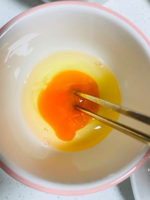 Sbattete le uova e mettetele da parte.