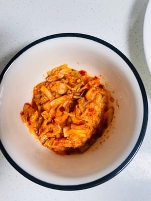 Tagliare il kimchi a pezzetti; il suo aroma aspro e piccante si sta già sviluppando.
