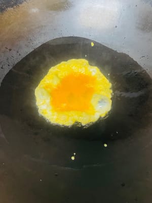 Versare l'olio in una padella, soffriggere il composto di uova fino a quando non diventa dorato e spumoso, quindi mettere da parte.