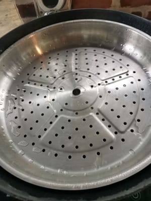 preparare una padella, versare l'acqua, attendere che l'acqua bolla