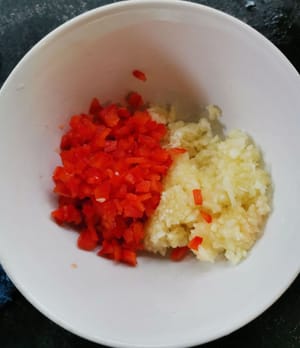 quindi preparare le fette (aglio e peperoncino)