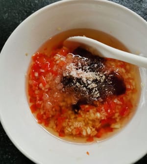 quindi aggiungere (sale, salsa di soia, salsa di ostriche, zucchero, pepe in polvere)