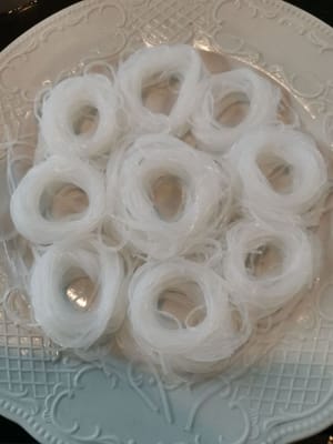 quindi preparare i vermicelli (arrotolare i vermicelli con 2 dita fino a quando non saranno rotondi e con un buco al centro)