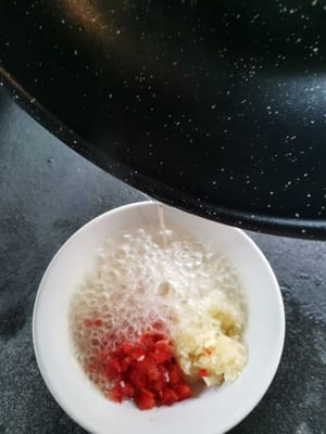 poi versare l'olio caldo, circa 2 cucchiai