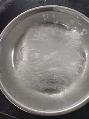 Mettere i vermicelli in ammollo in acqua calda per 5 minuti.