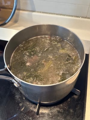 之後，加入約1.5公升滾水，加入蒜末。