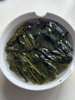 同時，將乾海帶清洗乾淨，去除污垢。