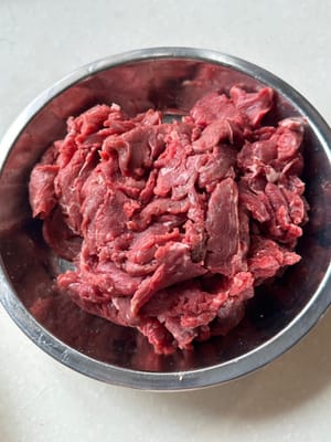 首先將牛肉切片。