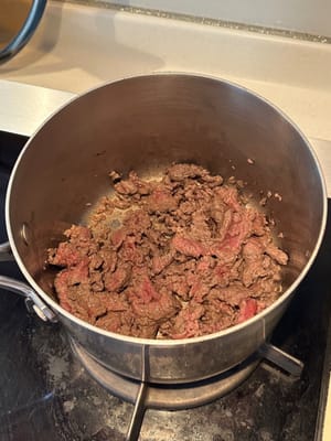 將醃製好的牛肉翻炒至九成熟。