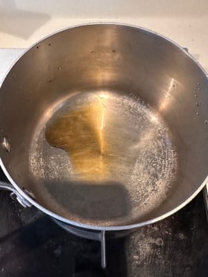 在略微加熱的平底鍋中加入芝麻油。切勿過度加熱，否則芝麻油會發苦。