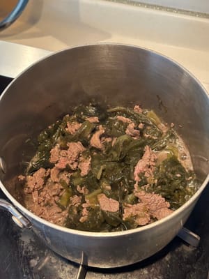 加入海帶，翻炒均勻。