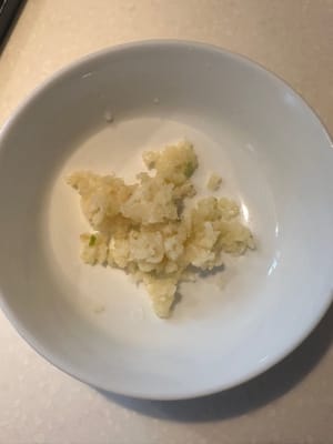 之後，加入約1.5公升滾水，加入蒜末。