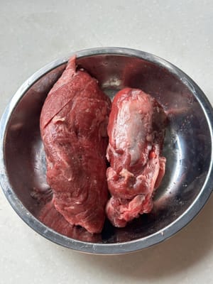 首先將牛肉切片。