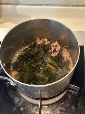 加入海帶，翻炒均勻。