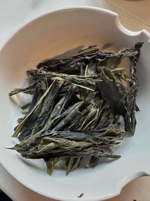 同時，將乾海帶清洗乾淨，去除污垢。