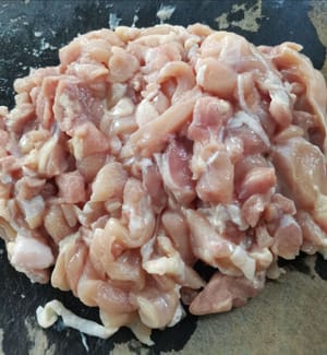 Das Hähnchen gründlich waschen, abtrocknen und in dünne Scheiben schneiden.