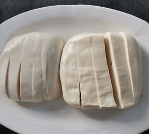 Anschließend den Tofu sauber waschen, mit einem Küchentuch trocknen und in 10 Stücke schneiden.