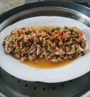 Dann das Hackfleisch und den Tofu zum Dämpfen hinzufügen
