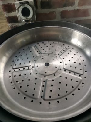 Bereiten Sie eine Bratpfanne vor, gießen Sie Wasser hinein und warten Sie, bis das Wasser kocht