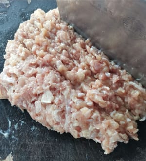 Dann das Huhn mit einem Messer zerkleinern
