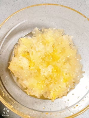 Tuang 500 ml air bersih ke dalam panci. Didihkan, lalu masukkan Tremella fuciformis yang telah direndam.