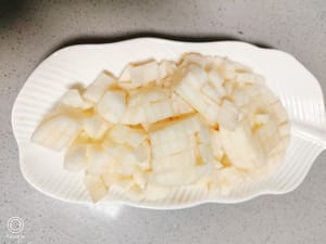 去皮的雪梨给它切成小方块