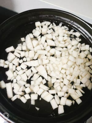 锅中倒入500毫升的纯净水.煮开后加入泡好的银耳碎