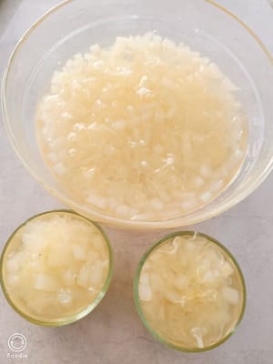 Setelah mengeras, siram dengan air madu, lalu bisa dimakan.