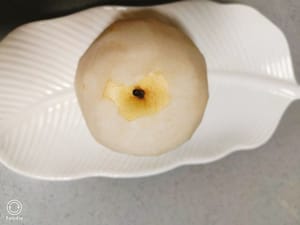 去皮的雪梨给它切成小方块