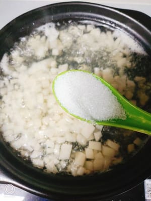 煮的有点胶质感后，加上适量白糖，半包白凉粉给它搅拌均匀。