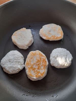 生地が固まり、べたつかなくなったら裏返します。
反対側もひっくり返し、均一に火が通るまで焼きます。