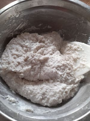 Ajoutez 180 grammes de noix de coco râpée cuite à la vapeur, remuez jusqu'à ce que le tout soit bien mélangé.