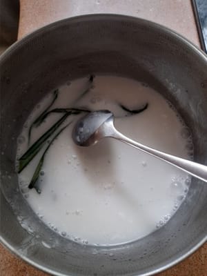 溶けるまでかき混ぜます。水が少し沸騰するまで煮詰めます。火からおろします。