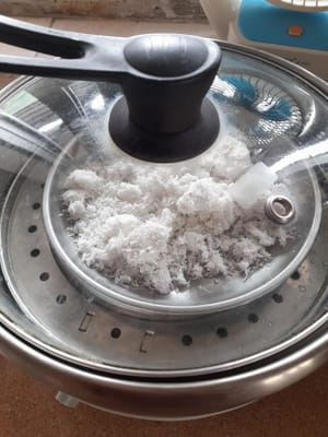 Faites cuire la noix de coco râpée à la vapeur pendant 15 minutes, puis couvrez, retirez du feu et réservez.