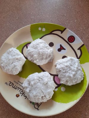 Graisser la poêle en Téflon avec un peu d'huile, aplatir la pâte.