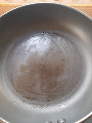テフロン加工のフライパンに少量の油を塗り、生地を平らにします。